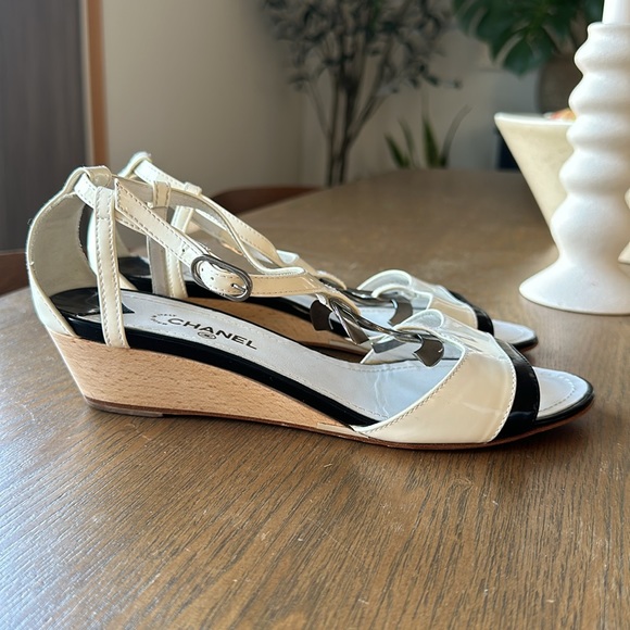 CHANEL White and Black Patent Leather Logo Sandals